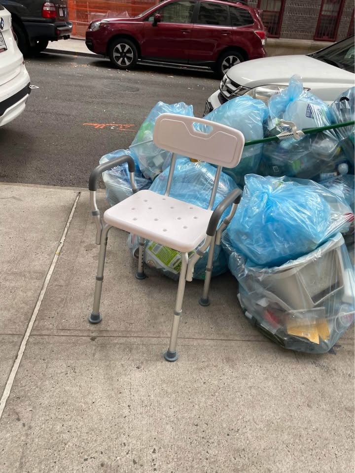 🧡 Free White Shower Chair - photo 2