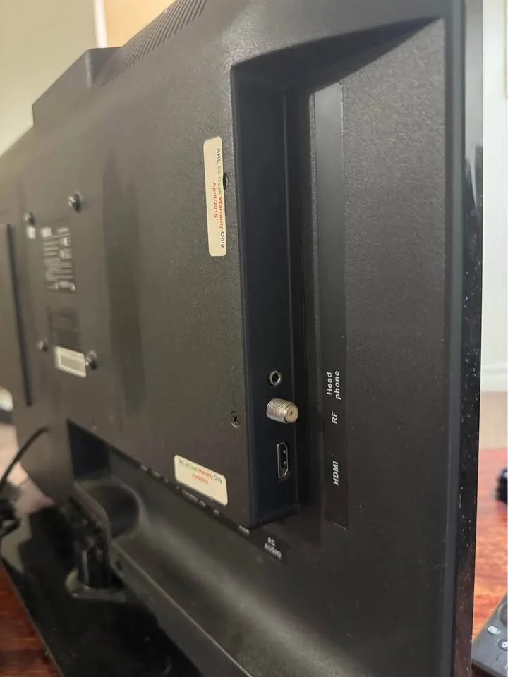 RCA monitor has cd player and also is a tv image indicator(4)