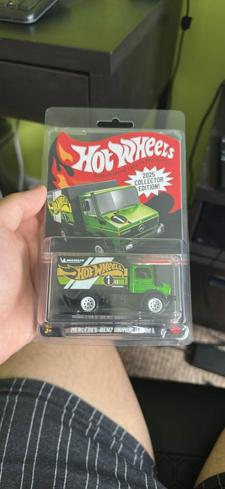 Hot wheels 2025 Collectors Edition Unimog - photo 2