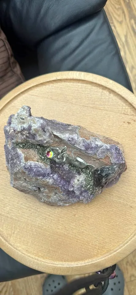 Beautiful Vintage Amethyst Art thumbnail