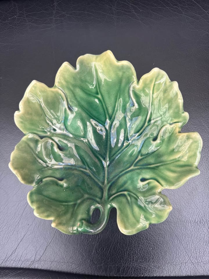 Majolica Old Leaf Ceramic Plate - photo 2