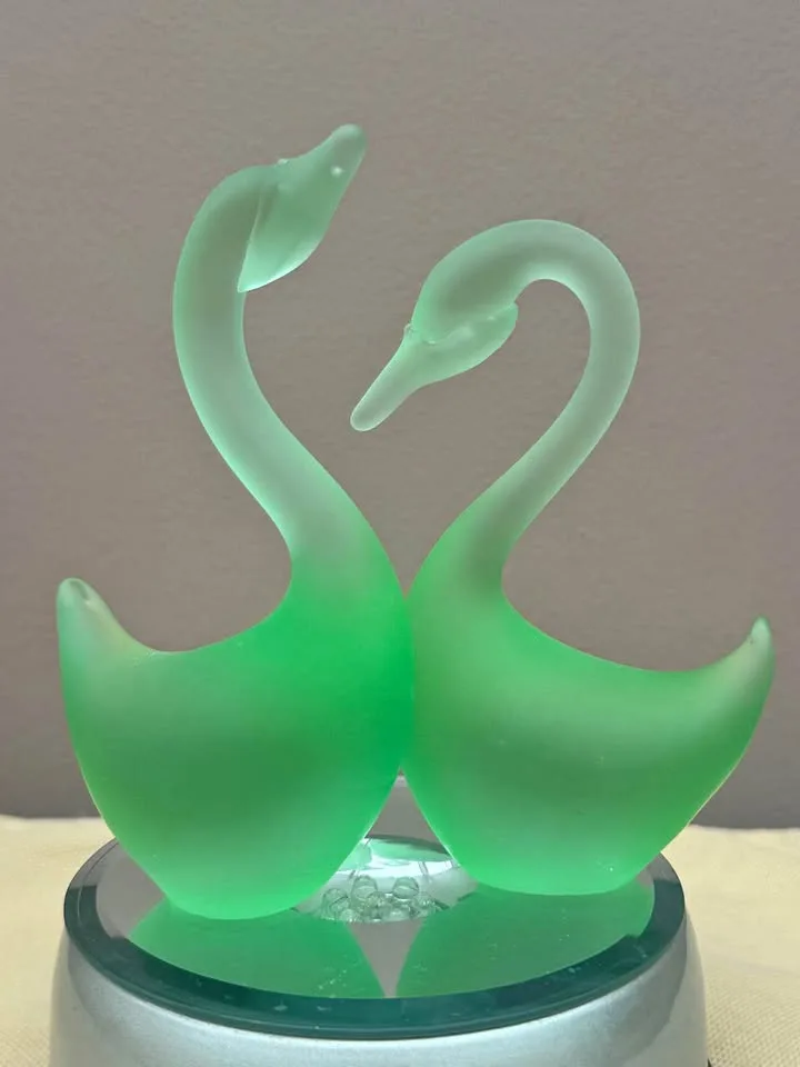 Beautiful Glass Swan Figurines thumbnail