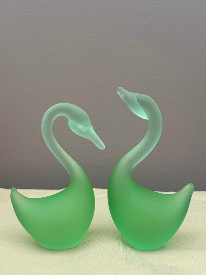 Beautiful Glass Swan Figurines - photo 2