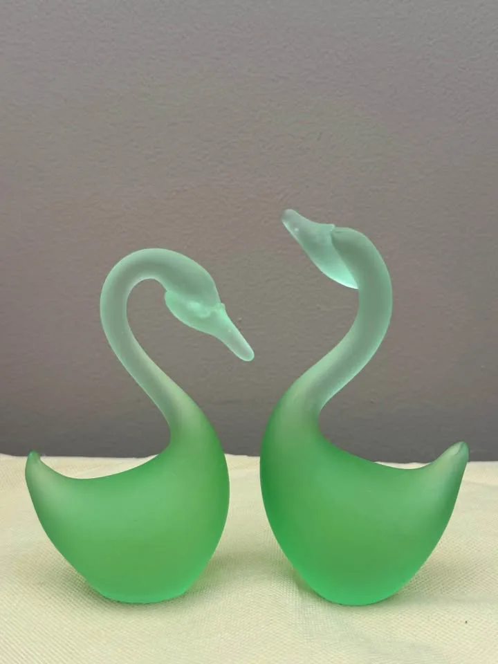 Beautiful Glass Swan Figurines image indicator(2)