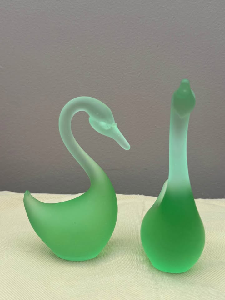 Beautiful Glass Swan Figurines - photo 3