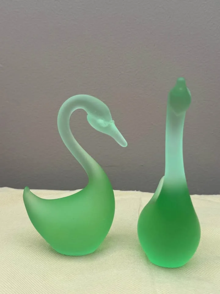 Beautiful Glass Swan Figurines image indicator(3)
