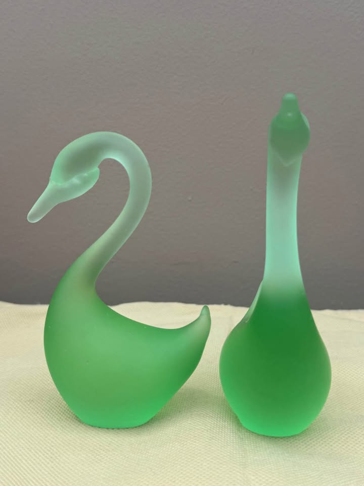 Beautiful Glass Swan Figurines - photo 4