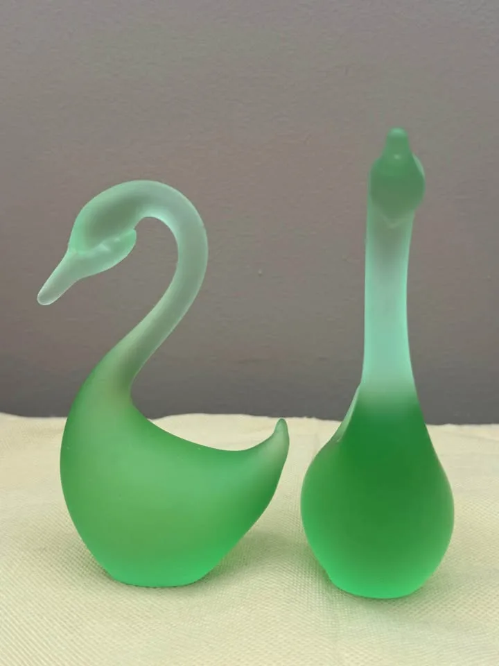 Beautiful Glass Swan Figurines image indicator(4)