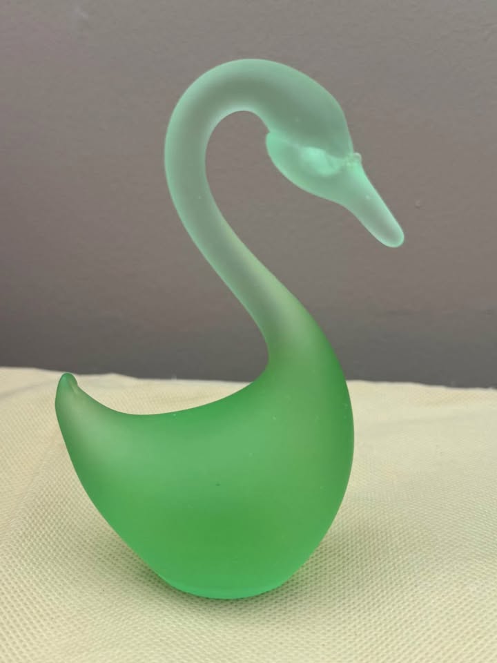 Beautiful Glass Swan Figurines - photo 5