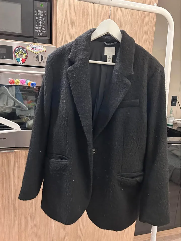 H&M Black Blazer - Size M image indicator(5)