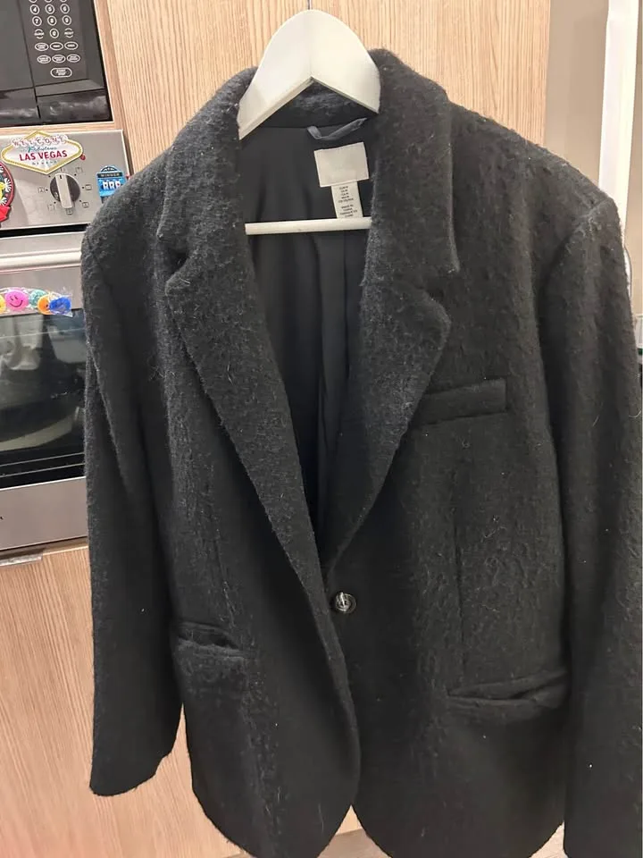 H&M Black Blazer - Size M image indicator(6)