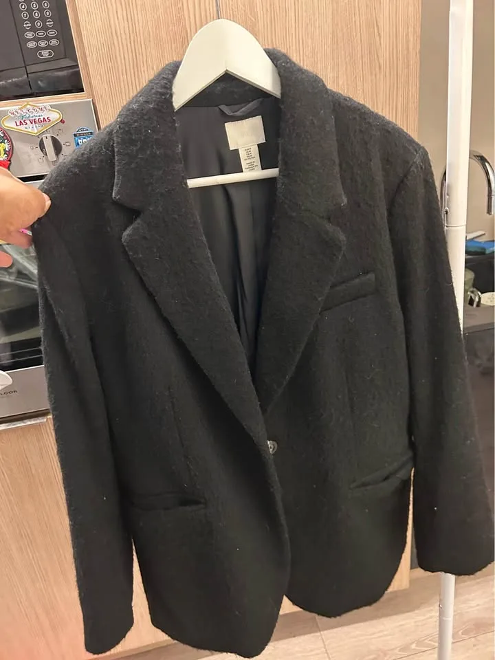 H&M Black Blazer - Size M image indicator(7)