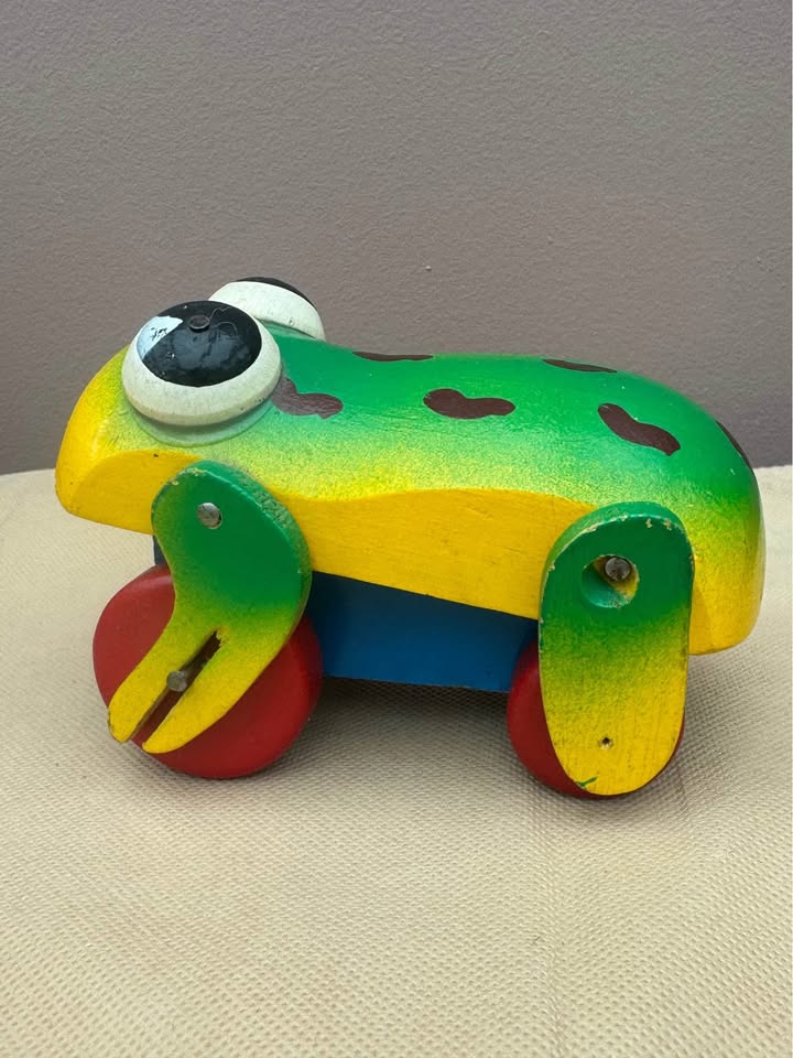 Charming Vintage Fisher Price Frog Pull Toy - photo 2