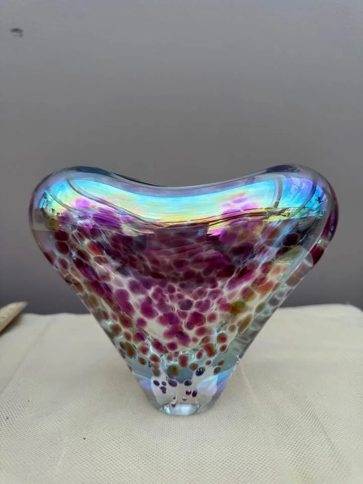 Exquisite Vintage Art Glass Vase image indicator(2)