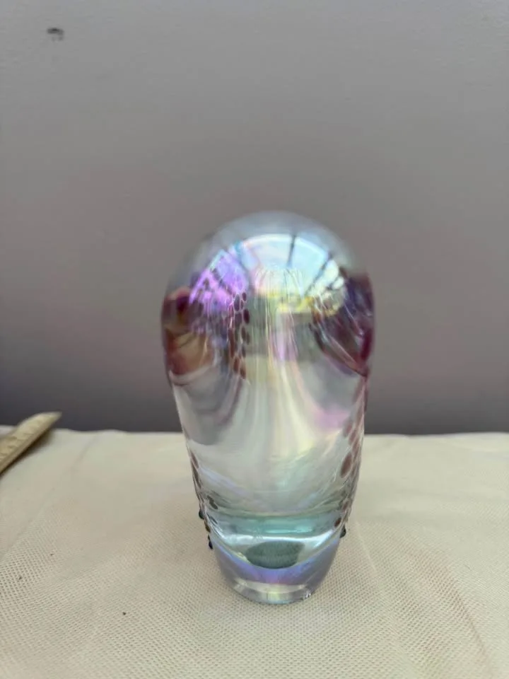 Exquisite Vintage Art Glass Vase image indicator(3)