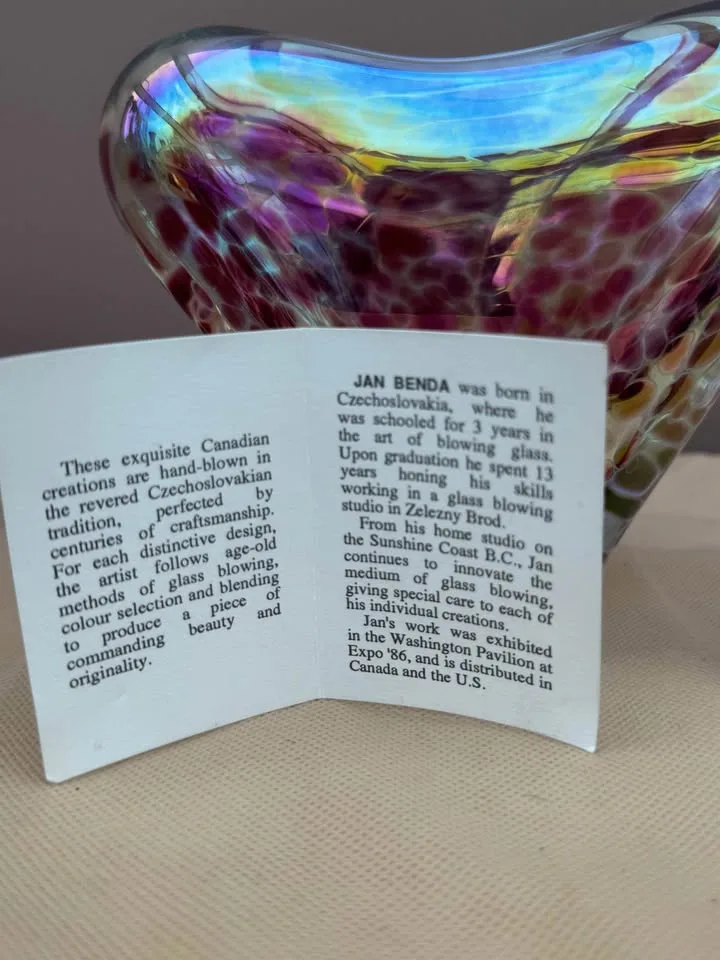 Exquisite Vintage Art Glass Vase image indicator(9)