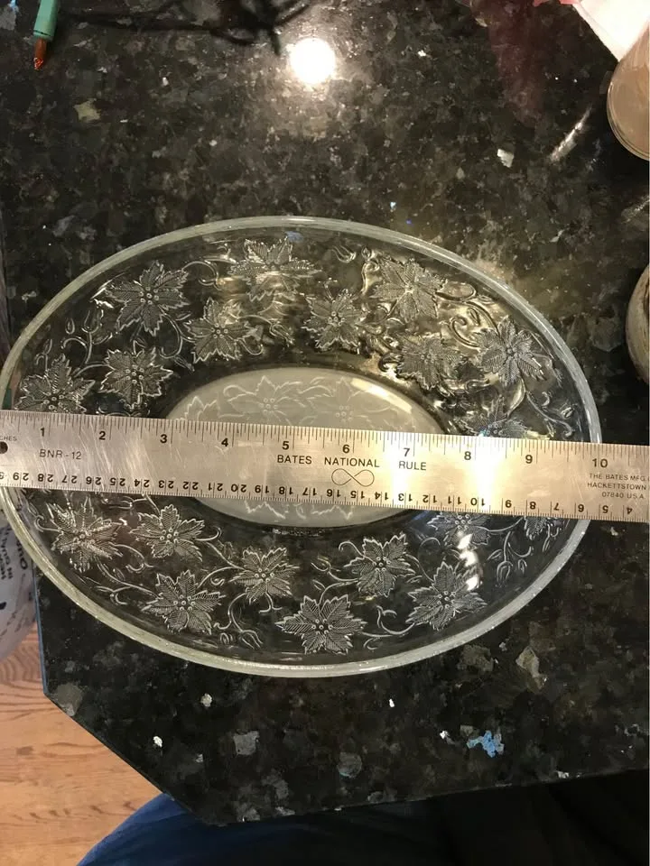 Beautiful Oval Glass Serving Dish image indicator(2)