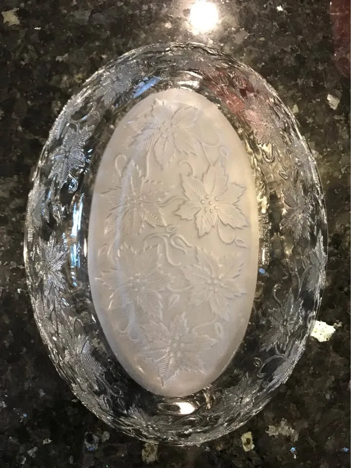 Beautiful Oval Glass Serving Dish image indicator(4)