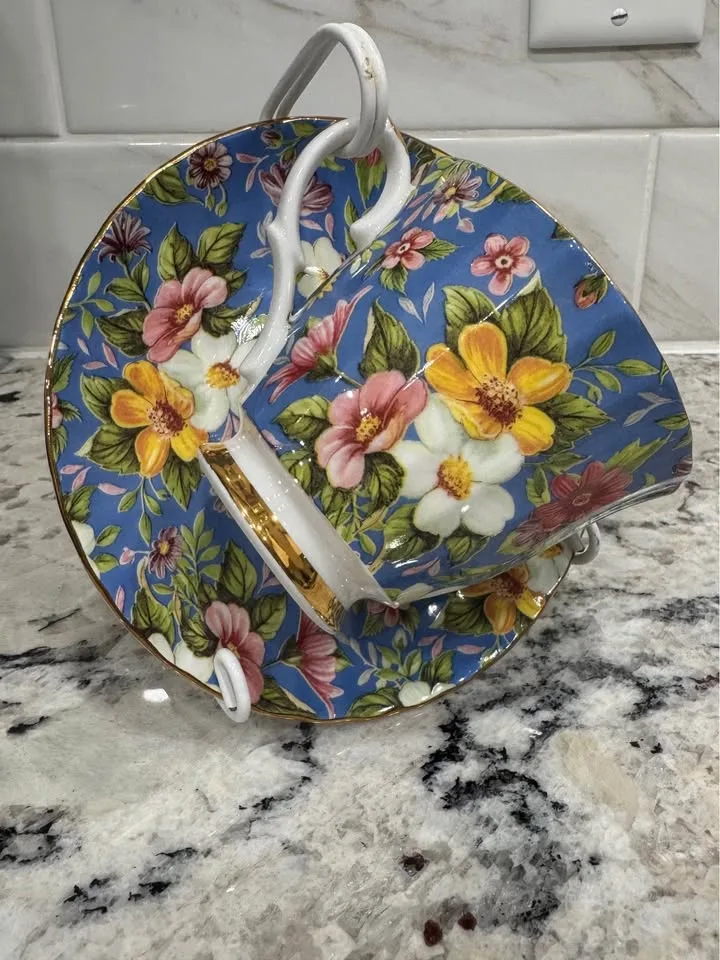 Stunning Teacup & Saucer image indicator(3)