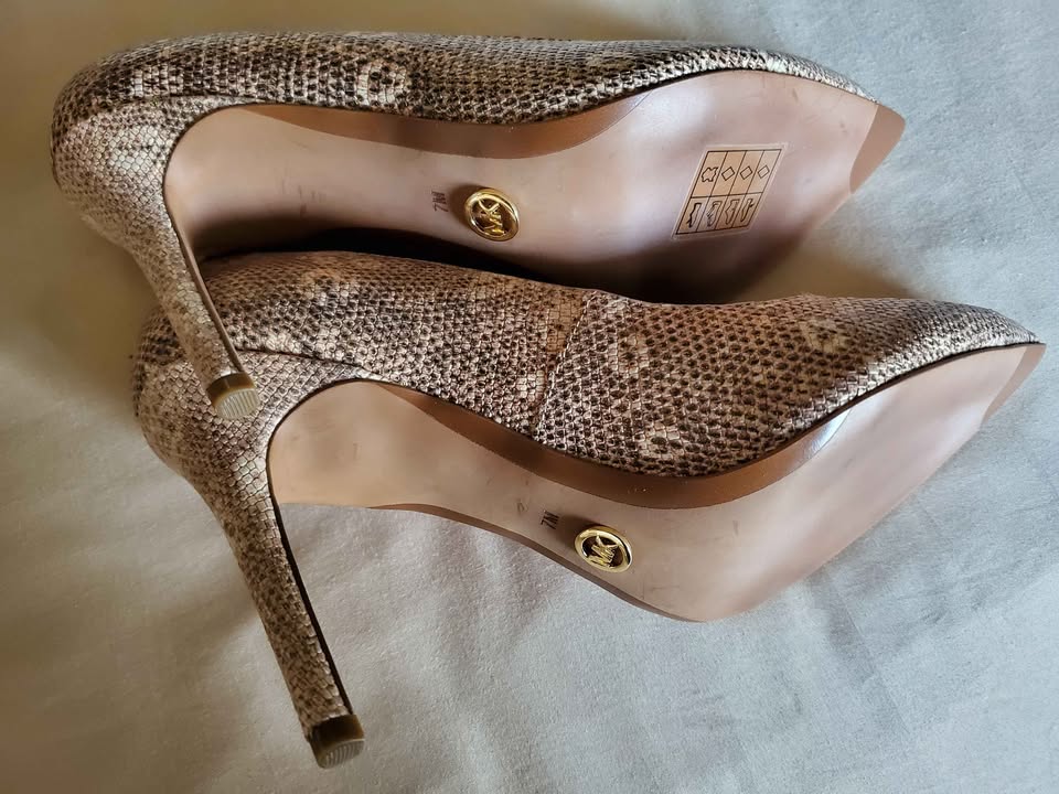 Elegant Nude MK Claire Embossed Leather Pump - photo 3