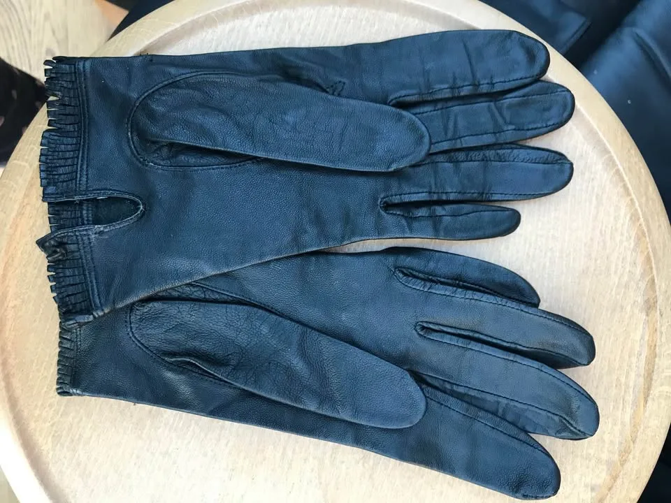 Black Leather Ladies Gloves image indicator(2)