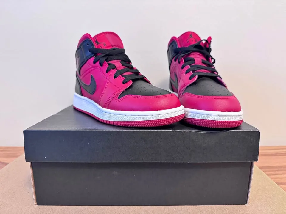 Brand new Nike Air Jordan 1 mid (GS) Size 5.5Y red & black thumbnail
