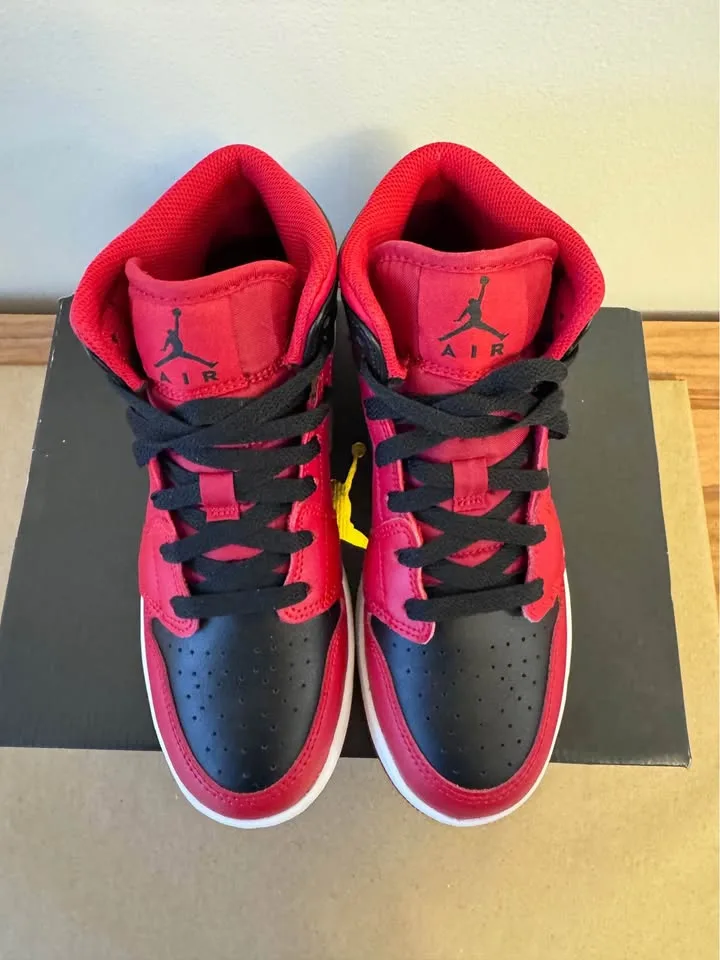 Brand new Nike Air Jordan 1 mid (GS) Size 5.5Y red & black image indicator(2)
