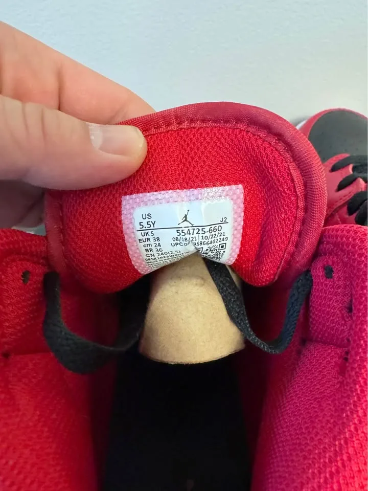 Brand new Nike Air Jordan 1 mid (GS) Size 5.5Y red & black image indicator(4)