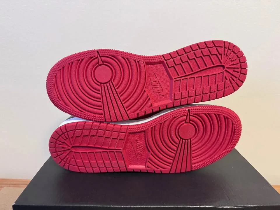 Brand new Nike Air Jordan 1 mid (GS) Size 5.5Y red & black image indicator(5)