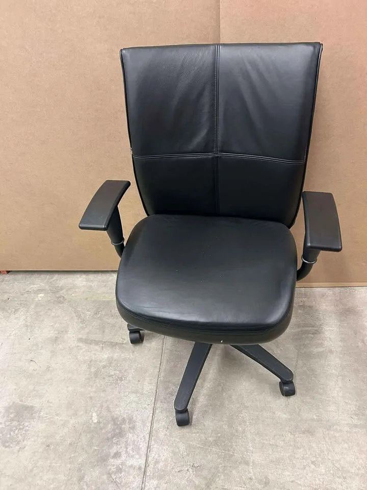 Steelcase Black Leather Height Adjustable Office Chairs image indicator(3)