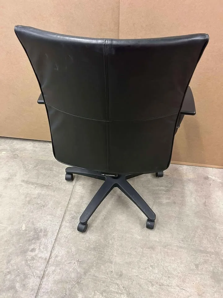 Steelcase Black Leather Height Adjustable Office Chairs image indicator(4)