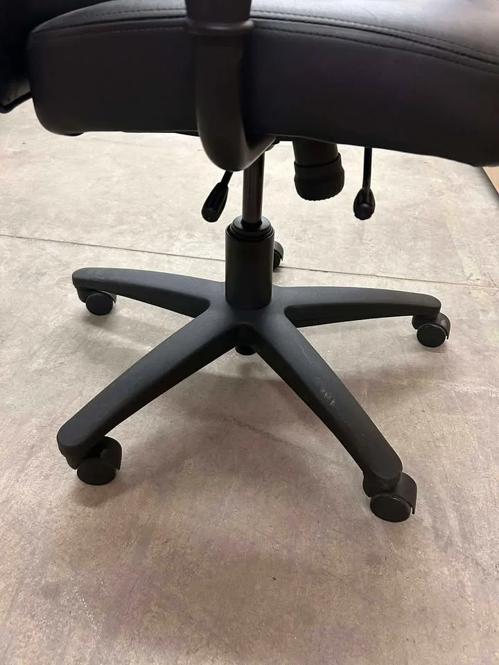 Steelcase Black Leather Height Adjustable Office Chairs image indicator(5)