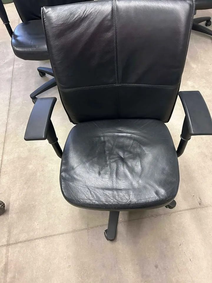 Steelcase Black Leather Height Adjustable Office Chairs image indicator(9)