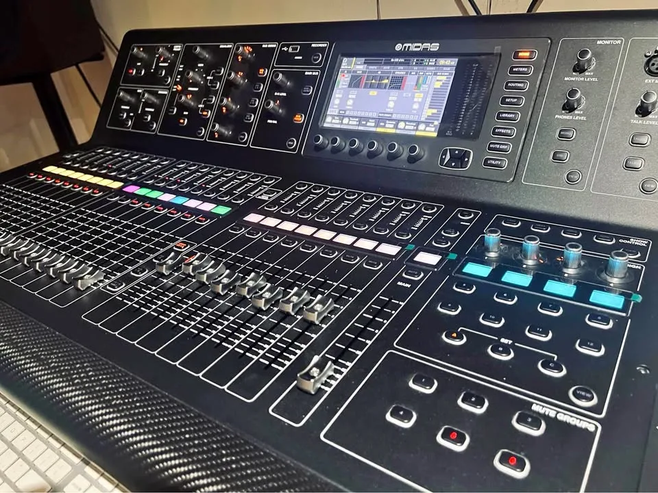 Midas M32 digital Mixer thumbnail