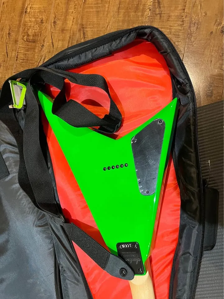 Jackson electric Junior V guitar green with Gig Bag image indicator(2)