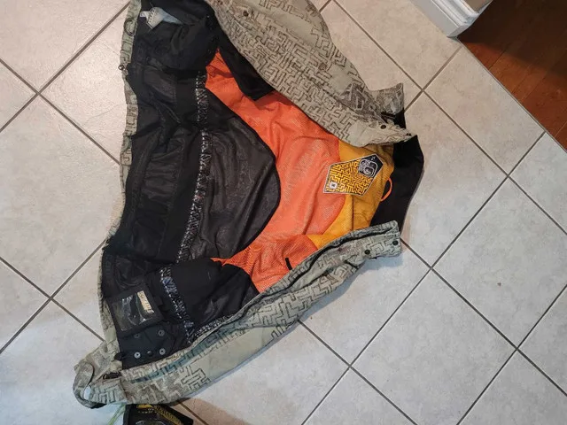 VOLCOM NIMBUS SNOWBOARD JACKET image indicator(2)