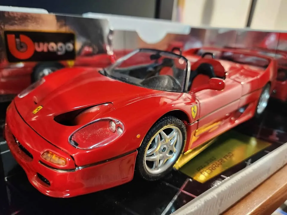 Bburago 1995 Ferrari F50 1/18 Gold Collection – In Box image indicator(2)