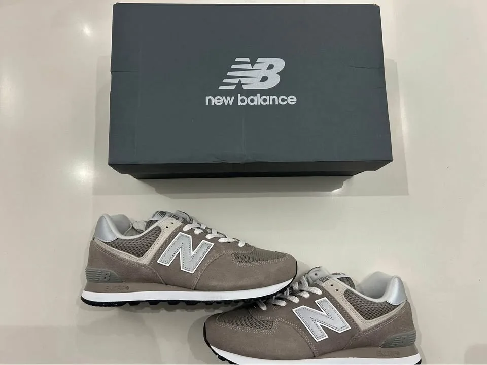 Brand New 574 Men’s New Balance Size 9 image indicator(2)
