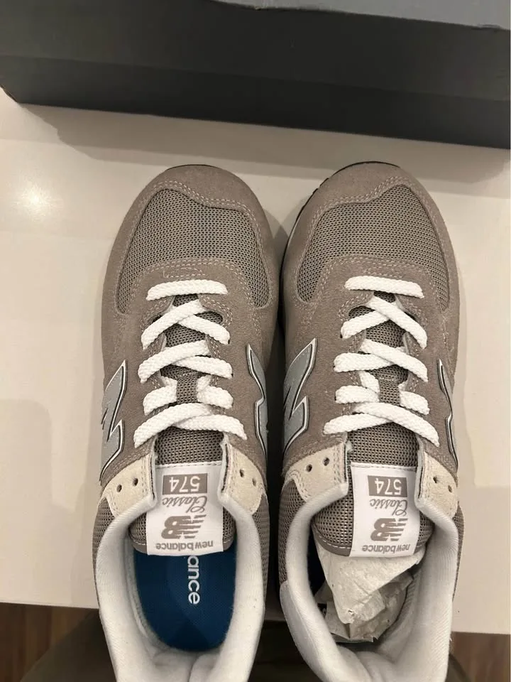 Brand New 574 Men’s New Balance Size 9 image indicator(4)