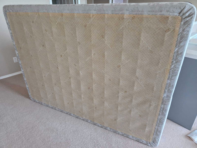Kingsdown Full Mattress and Boxspring - photo 2