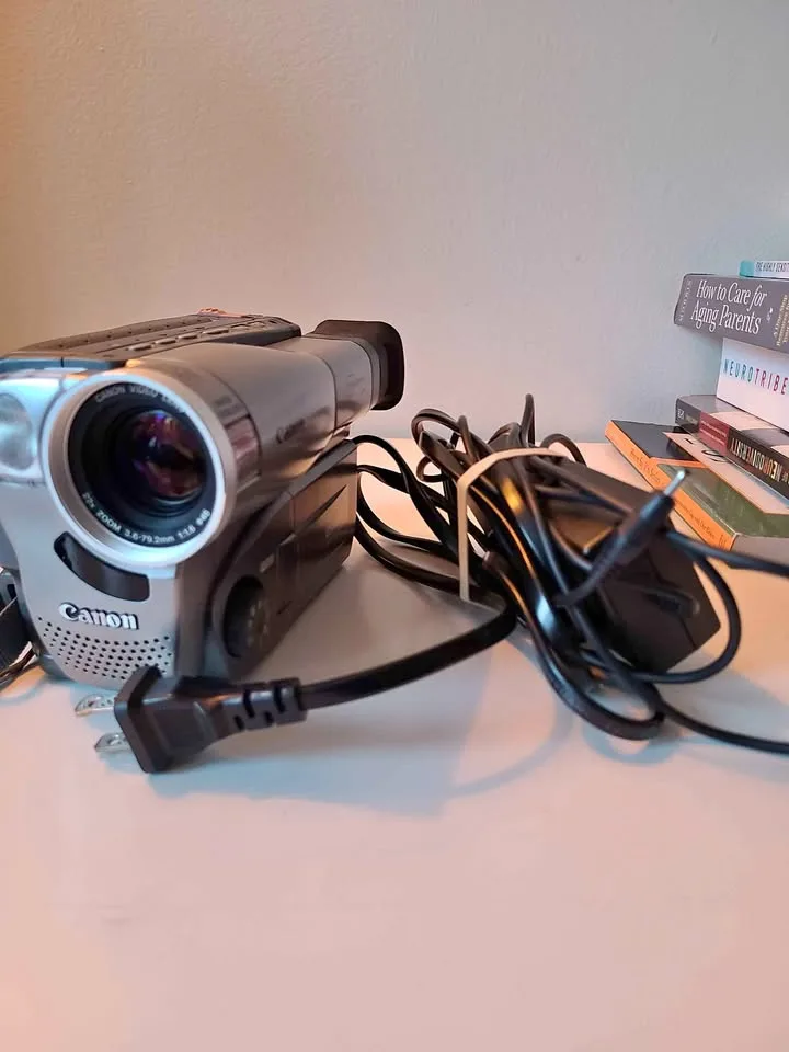 Canon ES2000 8mm Tape Camcorder (read description) thumbnail
