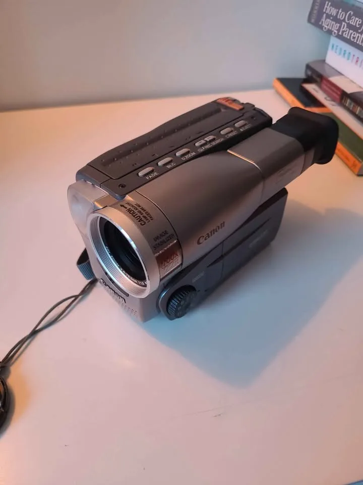 Canon ES2000 8mm Tape Camcorder (read description) image indicator(2)