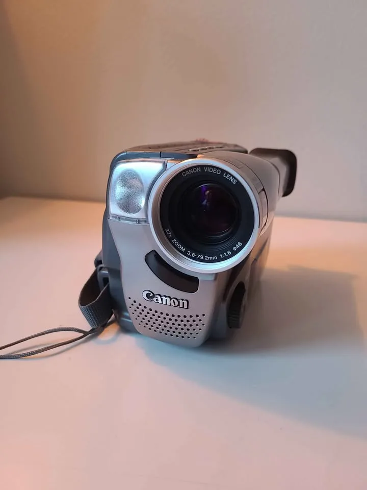 Canon ES2000 8mm Tape Camcorder (read description) image indicator(3)