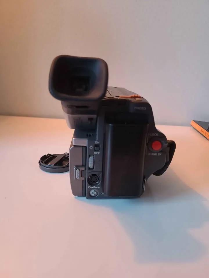Canon ES2000 8mm Tape Camcorder (read description) image indicator(4)