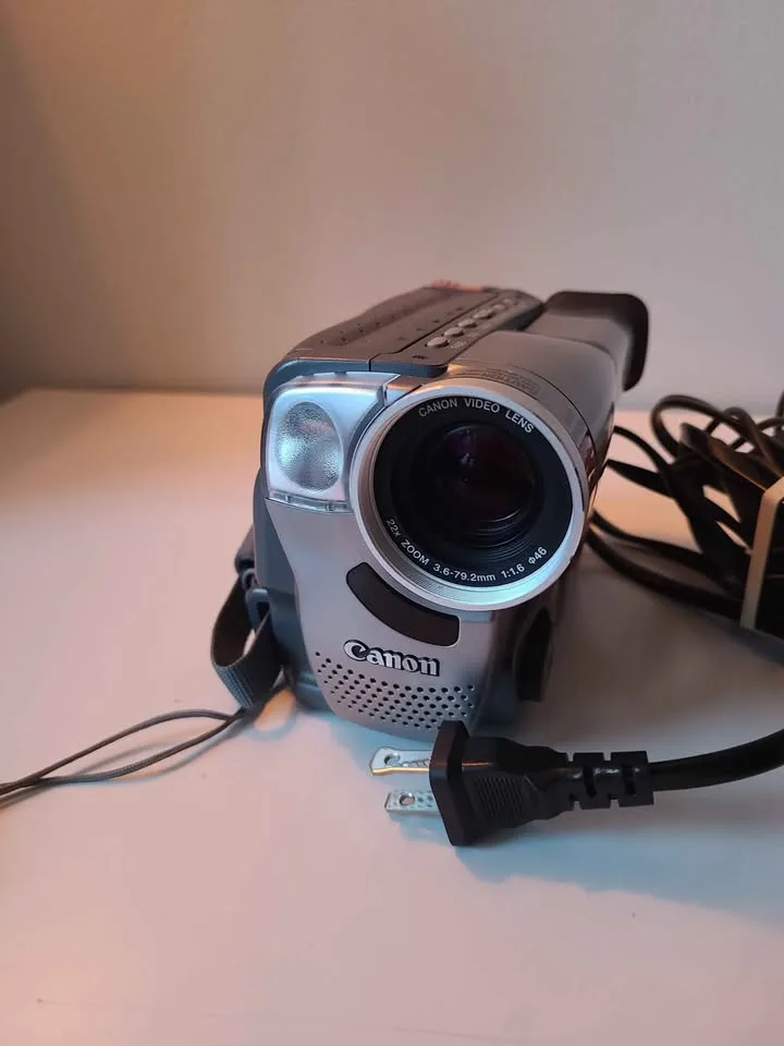 Canon ES2000 8mm Tape Camcorder (read description) image indicator(5)