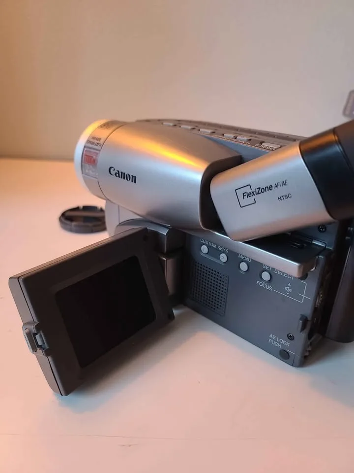 Canon ES2000 8mm Tape Camcorder (read description) image indicator(6)