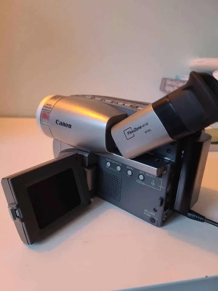 Canon ES2000 8mm Tape Camcorder (read description) image indicator(7)