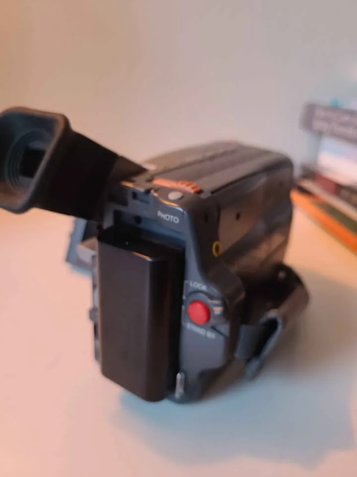 Canon ES2000 8mm Tape Camcorder (read description) image indicator(8)