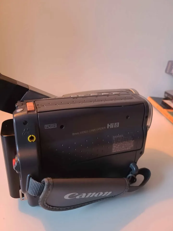 Canon ES2000 8mm Tape Camcorder (read description) image indicator(9)