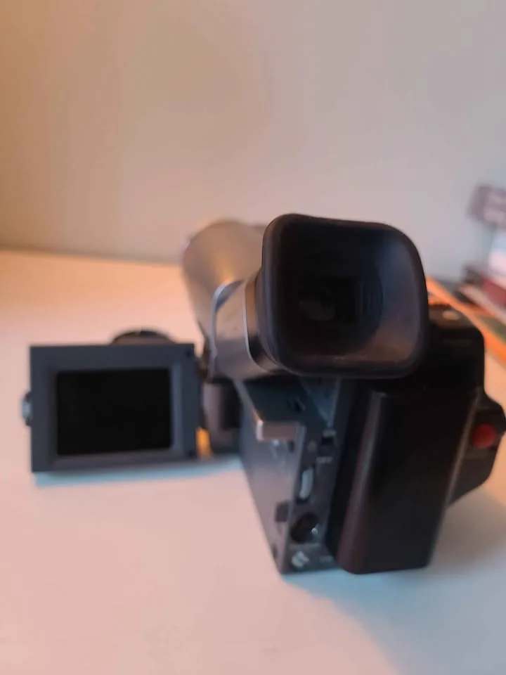 Canon ES2000 8mm Tape Camcorder (read description) image indicator(10)